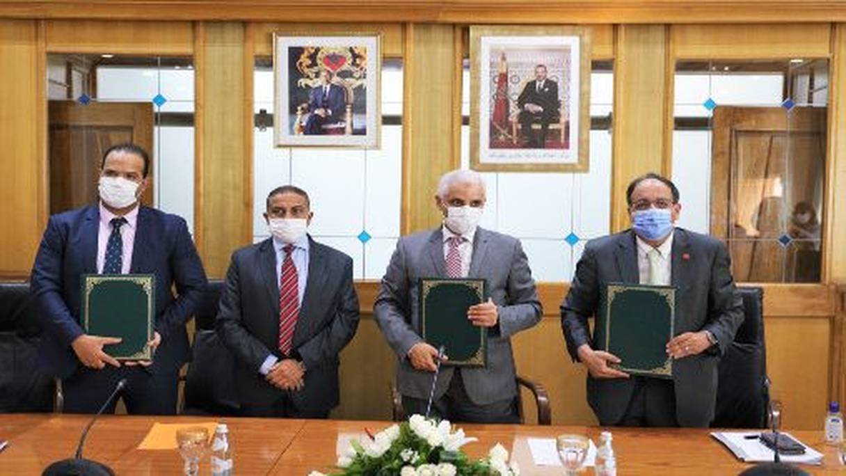 Lors de la signature de la convention-cadre entre le ministère de la Santé et la Fédération nationale de la santé, le 22 septembre 2020 à Rabat. 
