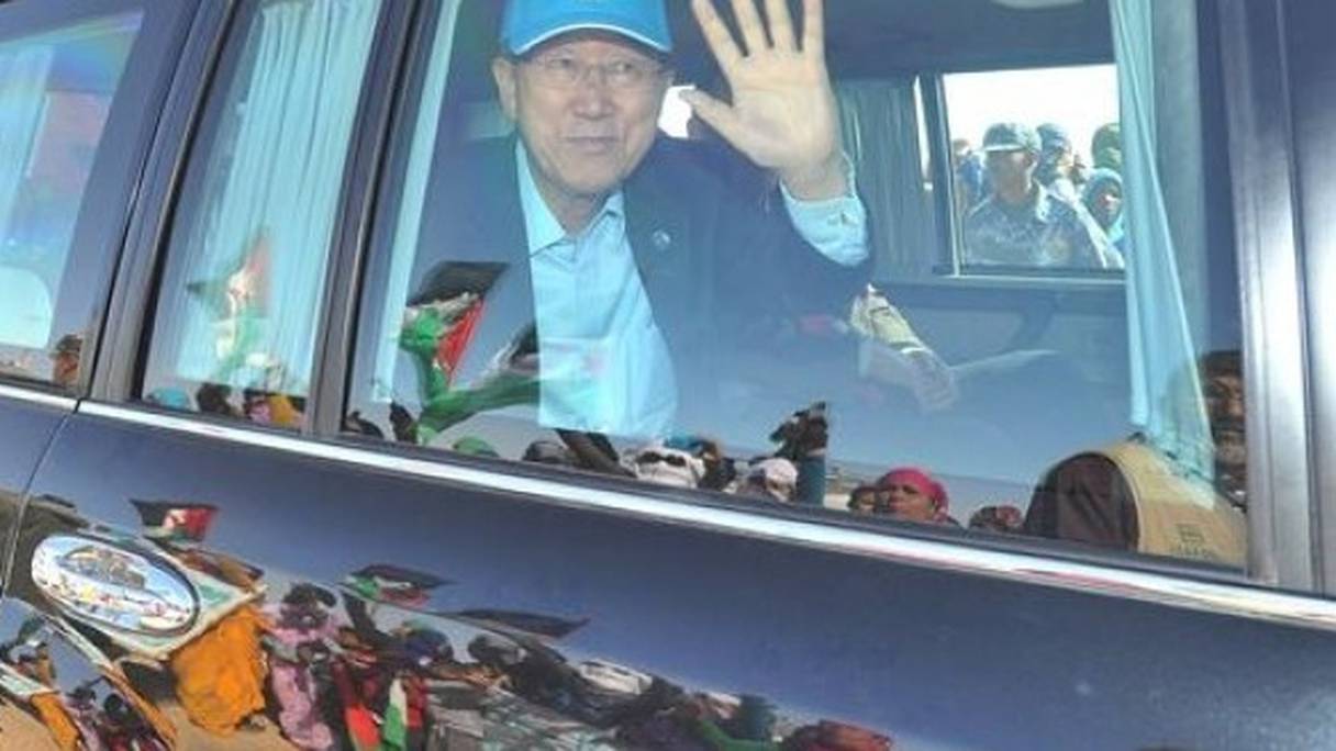 Ban Ki-moon lors de sa visite à Tindouf.
