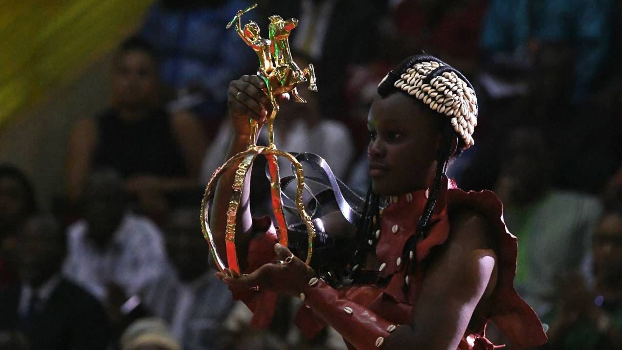 Une femme porte l'Etalon de Yennega, au cours du 26e Festival Panafricain du Film et de la Télévision (Fespaco), au Palais des Sports de Ouagadougou, le 2 mars 2019.
