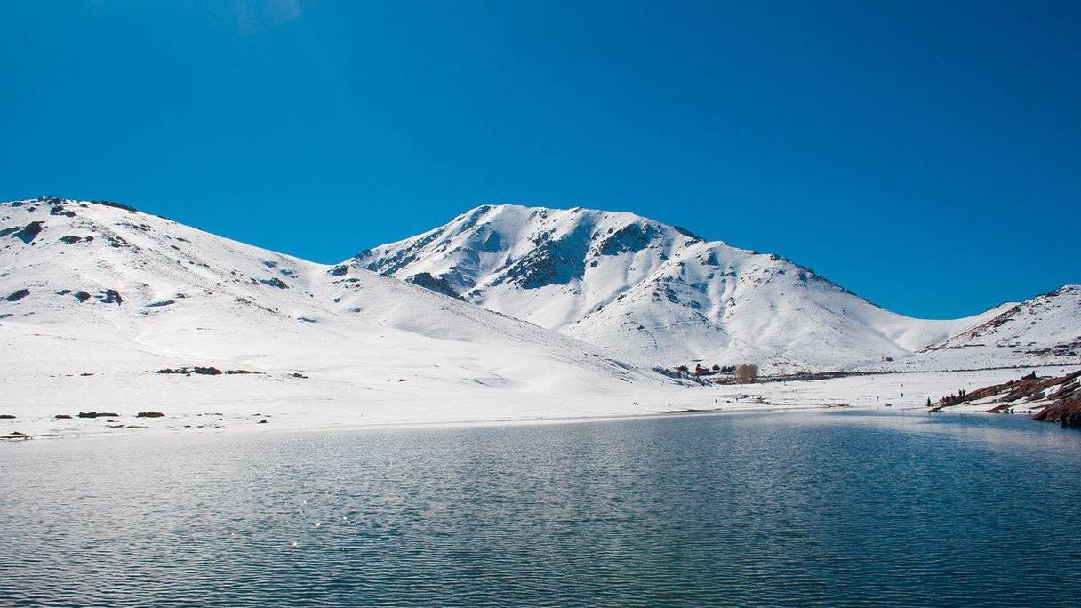 L'Oukaïmeden et ses monts enneigés culminent à 3.200 m d'altitude et abritent une station de ski qui attend avec impatience la neige chaque hiver. Située à 75 km de Marrakech, l'Oukaïmeden fait partie de la chaîne montagneuse du Haut-Atlas.
