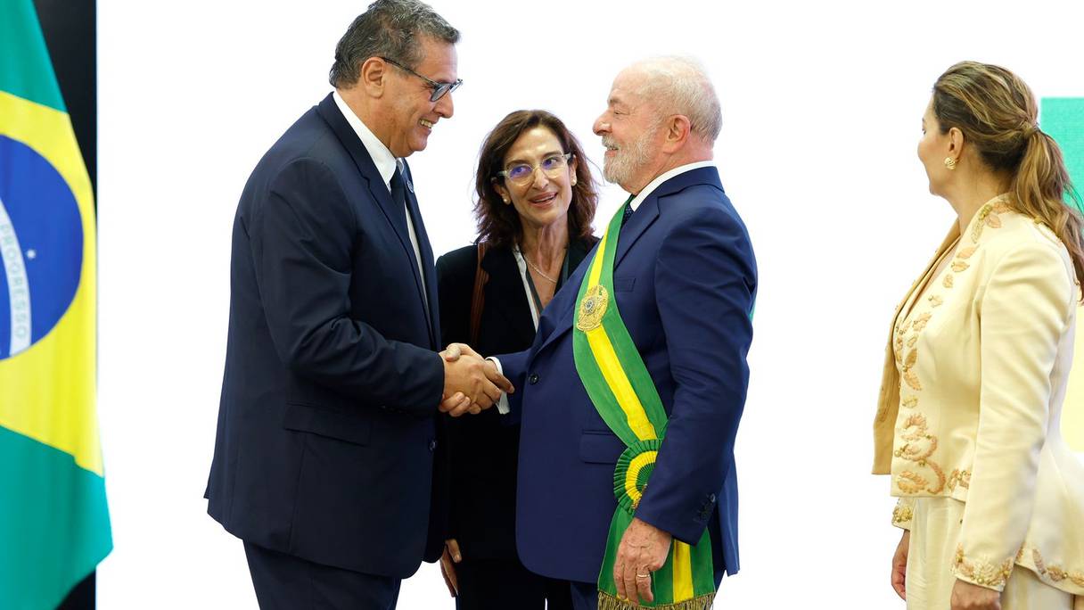 Le Chef du gouvernement Aziz Akhannouch saluant le président brésilien Luiz Inácio Lula da Silva, lors de la cérémonie d'investiture, dimanche 1er janvier 2023 à Brasilia.
