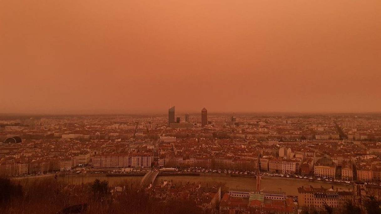 La présence de sable dans l'atmosphère a donné une teinte jaune-orangé au ciel dans le sud et l'est de la France, samedi 6 février 2021. Ici à Lyon. 

