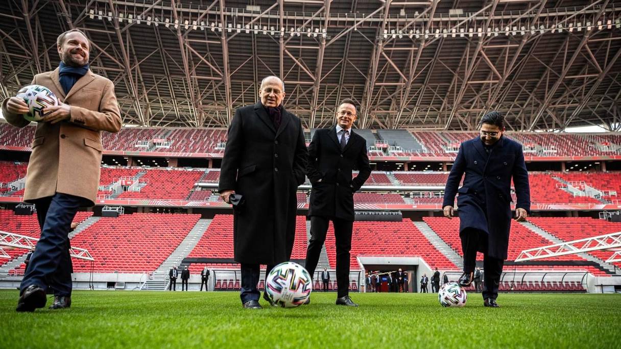 Nasser Bourita s'essaye au football avec les ministres du Groupe de Visegrád.
