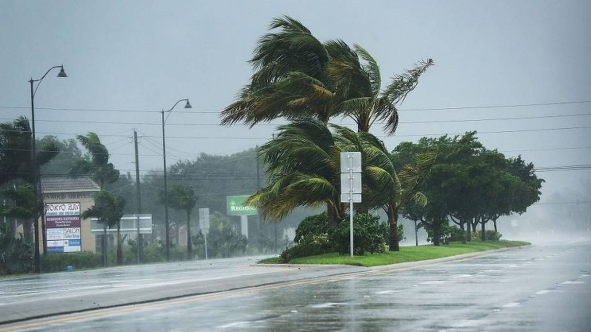 La pointe sud de la Floride est pilonnée par des vents de 215km/h et menacée par de brutales montée des eaux.
