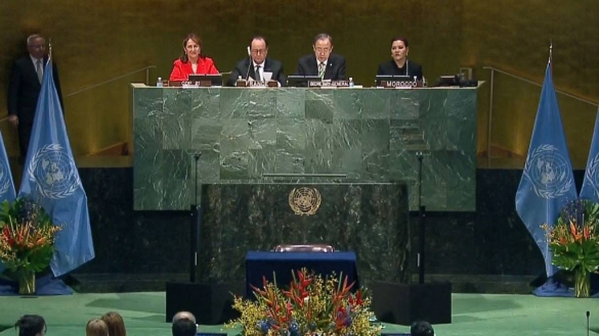 La princesse Lalla Hasna, prononçant le discours royal adressé à la cérémonie de signature de l'Accord de Paris sur les changements climatiques au siège des Nations Unies à New York.
