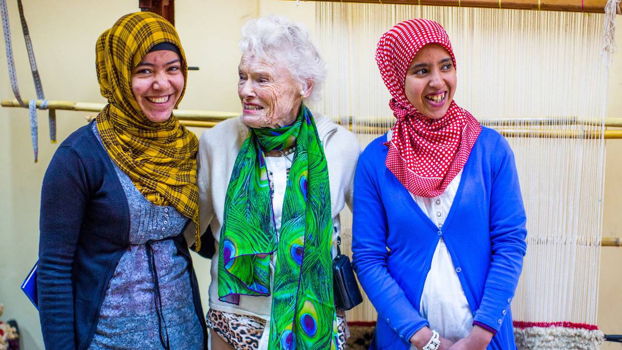 Eve Branson en compagnie de deux jeunes filles marocaines dans un des centres de la "Eve Branson Foundation".

