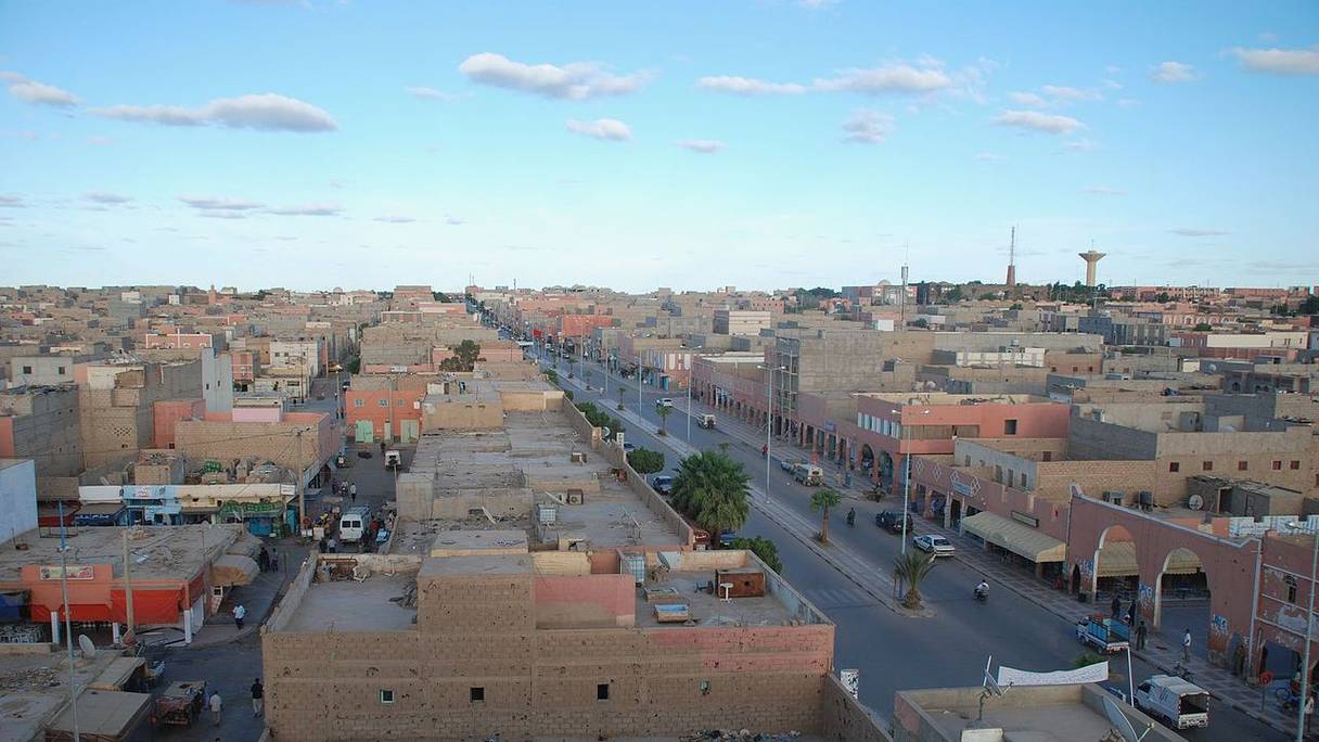 Cumulo-nimbus au-dessus de Smara (Laâyoune-Sakia El Hamra), photographiée en 2010 depuis un de ses toits, d'où est visible son avenue principale. La population de cette ville s'élevait, au recencement de 2014, à 57.035 habitants. 
