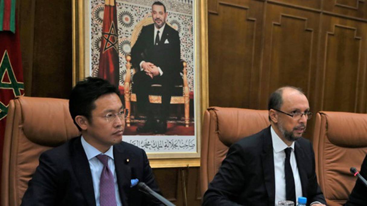 Le vice-ministre chargé des Affaires étrangères du Japon, Nakatani Shinichi, et Mohcine Jazouli.
