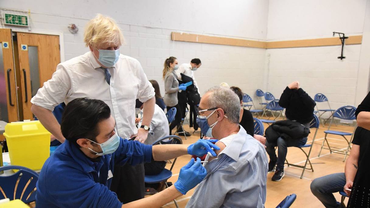 Le Premier ministre britannique Boris Johnson visite le Health au centre de vaccination de Stowe, dans le centre de Londres, le 13 décembre 2021.
