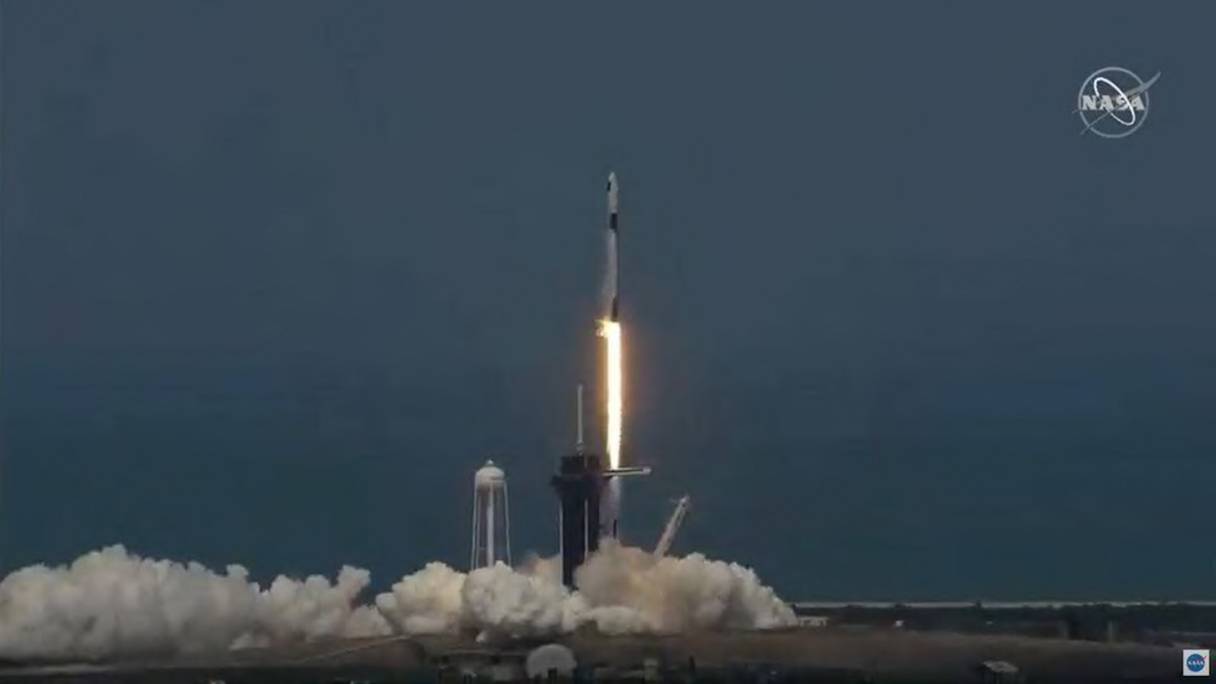 SpaceX se dirige vers la Station spatiale internationale, et vole ici à plus de 400 km au-dessus des océans, à plus de 27 000 km/h.
