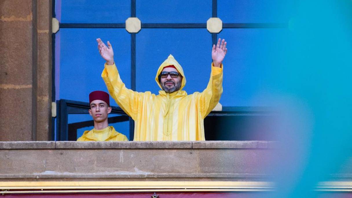 Le roi Mohammed VI, accompagné du prince héritier Moulay El Hassan, au Parlement à l’occasion de l’ouverture de la première session de la 2e année législative de la 11e législature, vendredi 14 octobre 2022, à Rabat.
