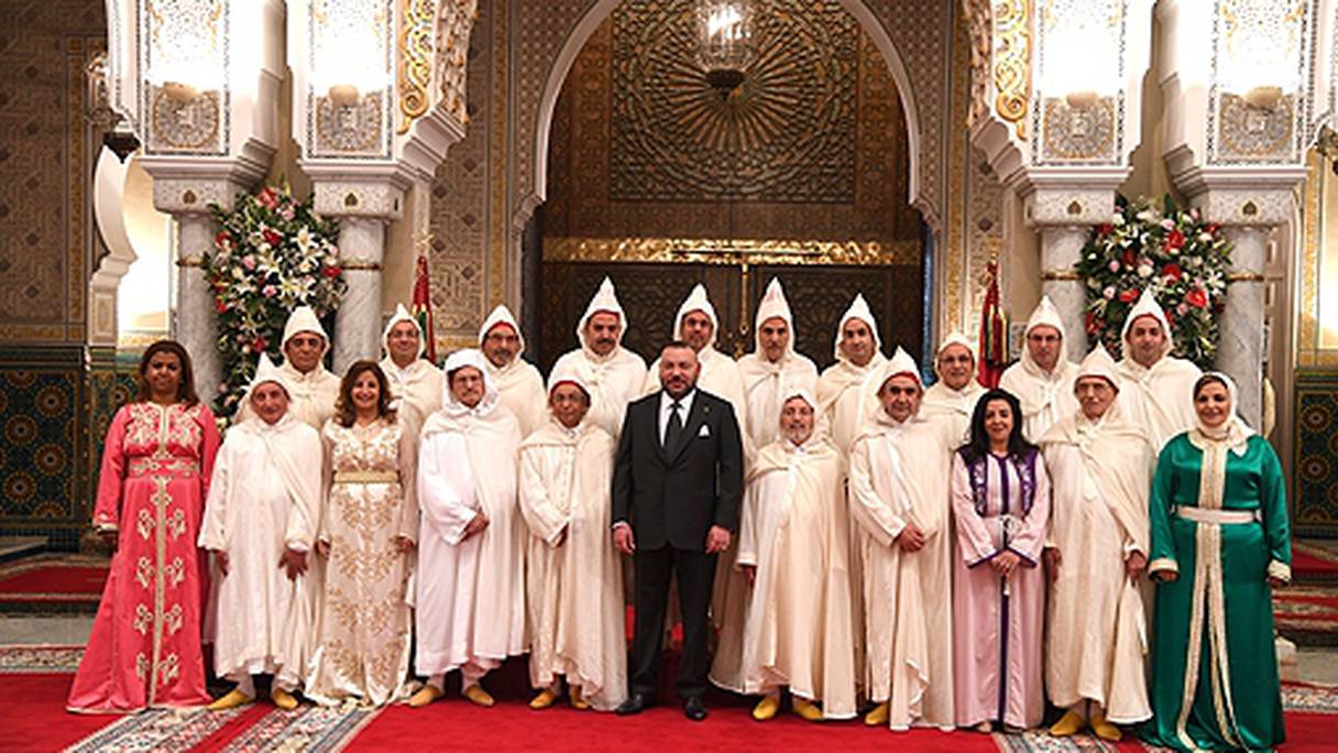 Le roi Mohammed VI entouré des membres du Conseil supérieur du pouvoir judiciaire, ce 6 avril au Palais royal de Rabat
