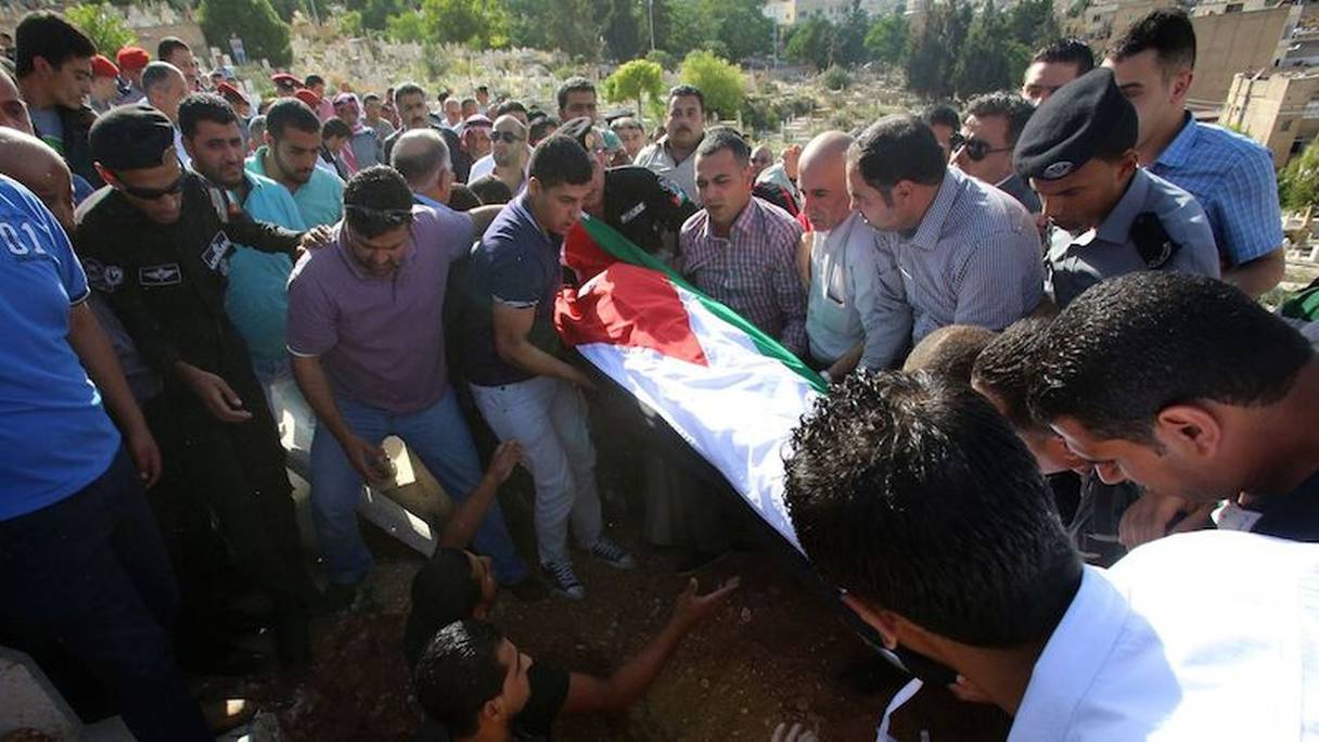 Enterrement du corps d'Omar al-Hayari, l'un des cinq agents du renseignement tué hier.
