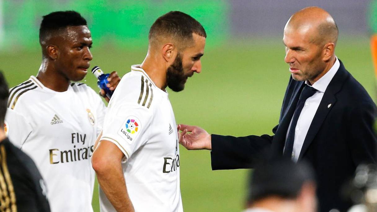 Zinedine Zidane avec les deux attaquants du Real Madrid: Karim Benzema et Vinicius Jr.
