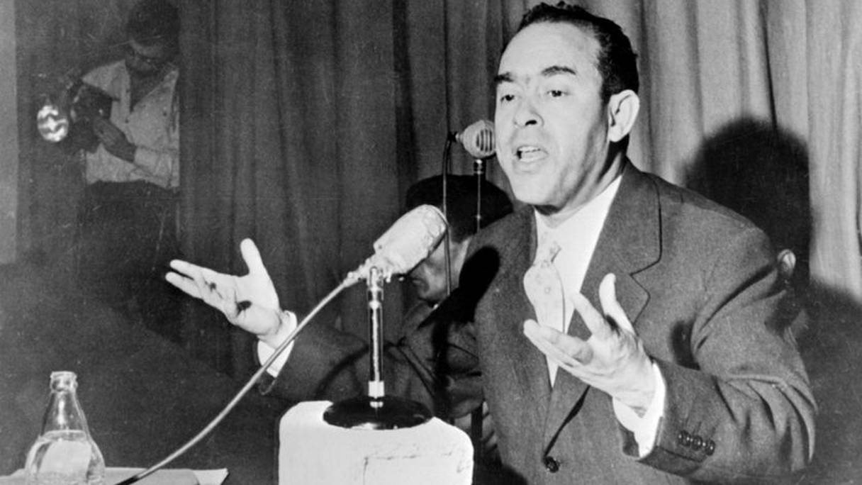 Mehdi Ben Barka, lors d'une conférence de presse à Casablanca en 1959.
