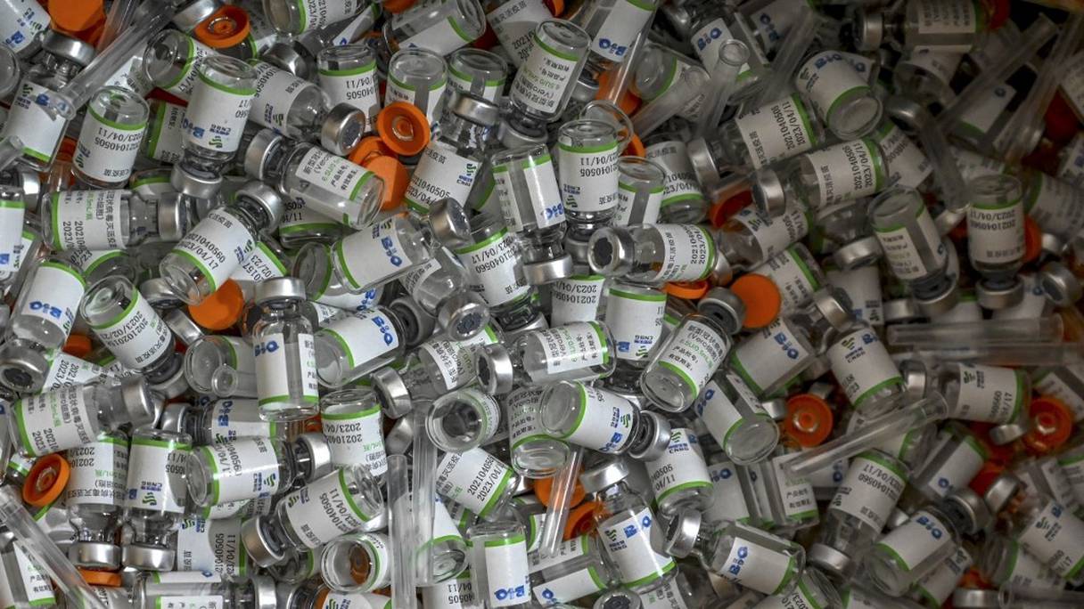 Des flacons usagés du vaccin contre le coronavirus développé par Sinopharm, de fabrication chinoise, à Colombo, au Sri Lanka, le 1er juin 2021.
