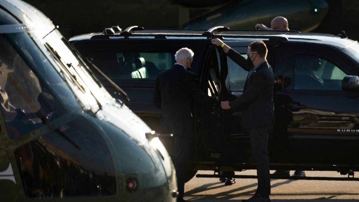 Le président américain Joe Biden entre dans le SUV présidentiel, après son atterrissage à la base de la Garde nationale aérienne du Delaware, le 15 mai 2021, à New Castle, dans le Delaware.
