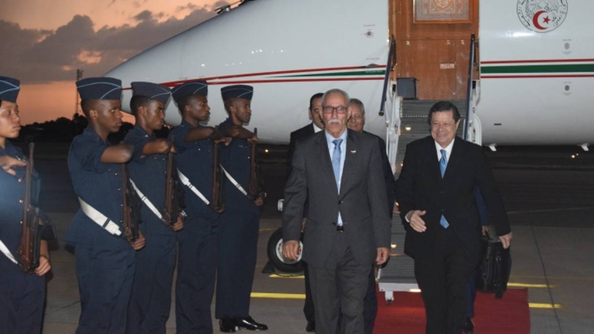 Le chef des séparatistes à son arrivée à Pretoria...à bord de l'avion présidentiel algérien.
