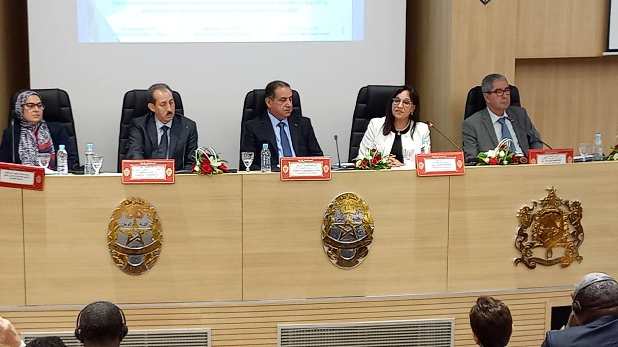 Amina Bouayach, présidente du CNDH (2e à partir de la droite), lors d'un séminaire international sur, notamment, les normes et pratiques de prévention de la torture pendant l’interpellation, l’audition et à la garde à vue, le 20 septembre 2022, à Kénitra.
