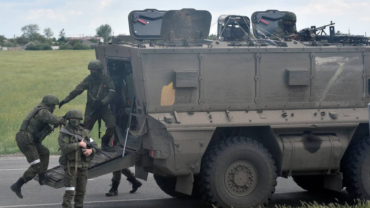 Des militaires russes, ici au bord d'une route dans la région de Kherson, le 19 mai 2022, au cours de l'invasion russe de l'Ukraine.
