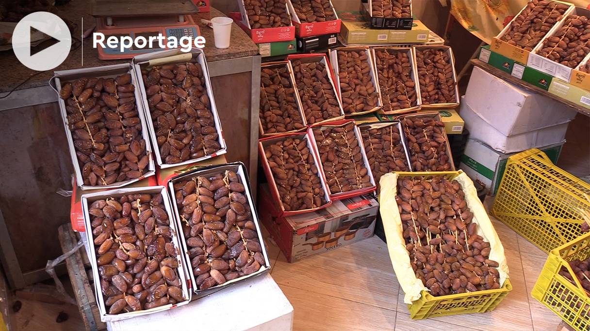 Tout au long du mois de ramadan, les étals se remplissent de dattes de différentes origines, notamment en provenance d’Algérie. Ici à Beni Drar, ville située dans la région de l'Oriental, près de la frontière maroco-algérienne et à 20 km d'Oujda.
