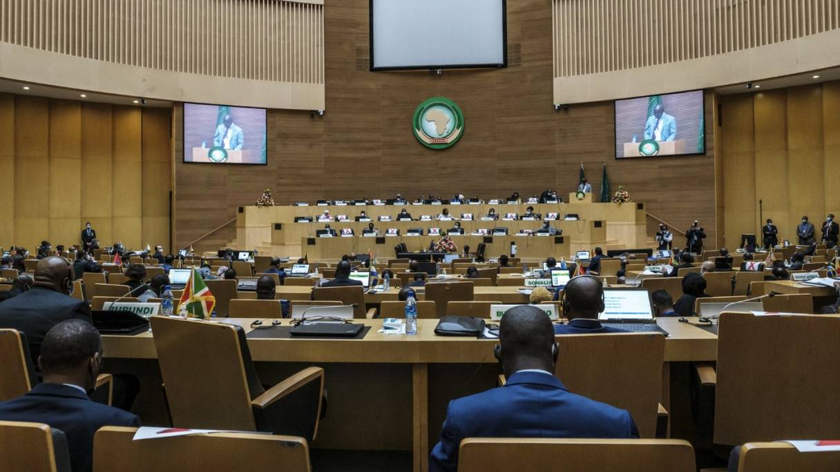 Les autorités et les représentants des Etats membres de l'Union africaine assistent à la cérémonie d'ouverture de la 39e session ordinaire du Conseil exécutif, à Addis-Abeba, en Ethiopie, le 14 octobre 2021.
