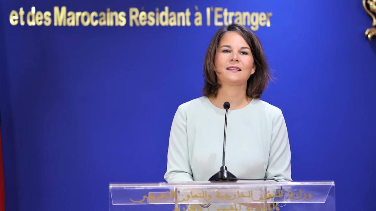 La ministre allemande des Affaires étrangères, Annalena Baerbock, en conférence de presse à Rabat, au siège du ministère marocain des Affaires étrangères, le 25 août 2022. 
