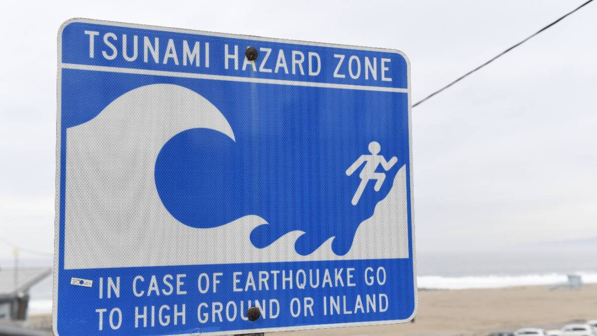 Mise en garde sur un risque de tsunami, à El Segundo (Californie), le 15 janvier 2022. Le Service météorologique américain a lancé une alerte pour l'ensemble de la côte ouest, après l'importante éruption volcanique dans l'archipel des Tonga (Pacifique).
