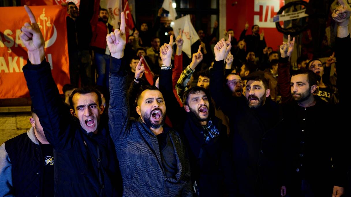 Des manifestants devant le consulat général de Suède à Istanbul le 21 janvier 2023, après que Rasmus Paludan, chef du parti politique d'extrême droite danois Hard Line, a brûlé une copie du Coran près de l'ambassade de Turquie à Stockholm.
