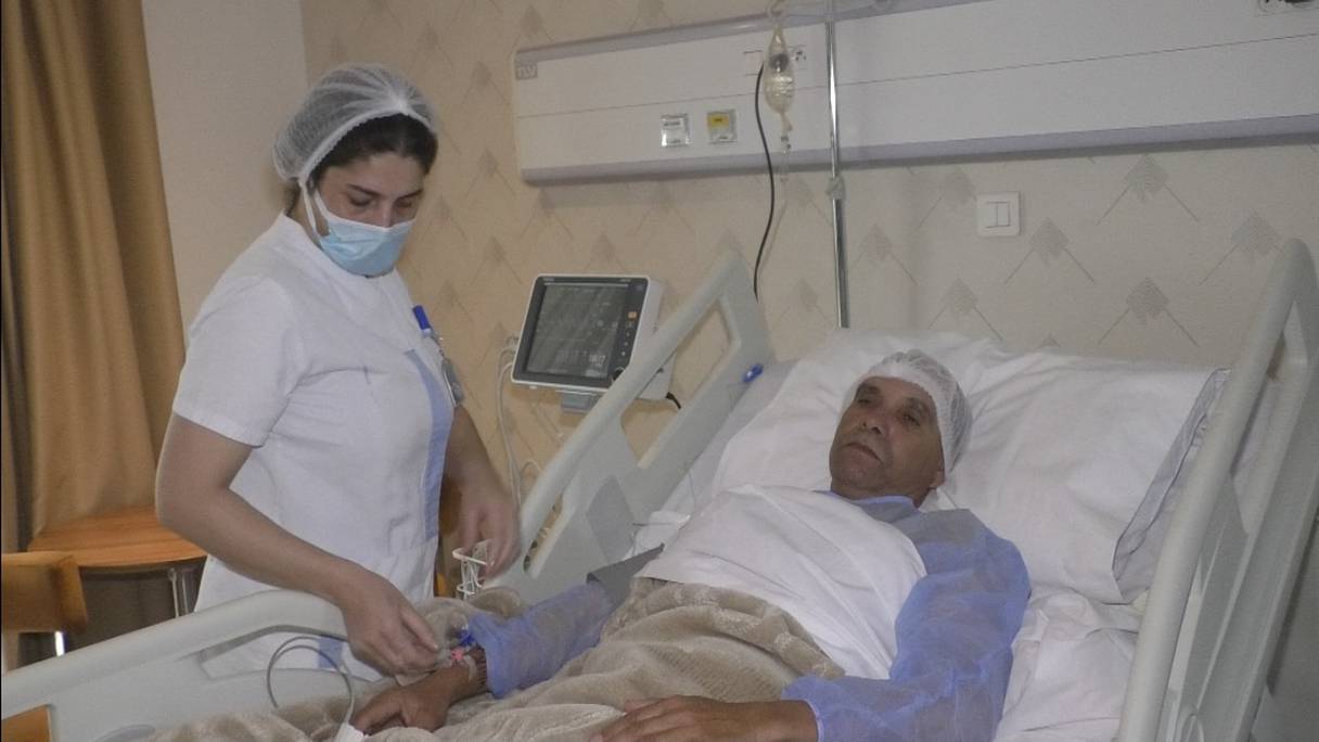 Le premier bénéficiaire de l'AMO Tadamon, le nouveau régime qui s’est substitué au RAMED, le 1er décembre 2022, venu subir une opération du cœur, dans une clinique privée à Casablanca.
