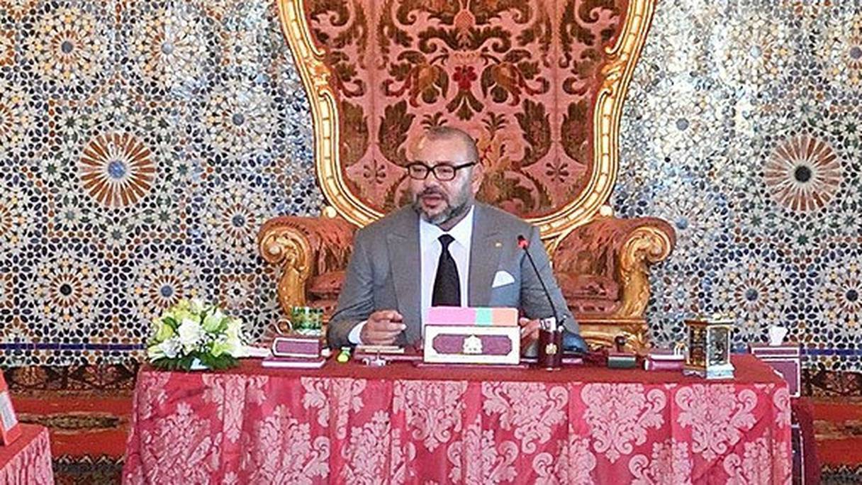Le Roi Mohammed VI présidant un Conseil des ministres.
