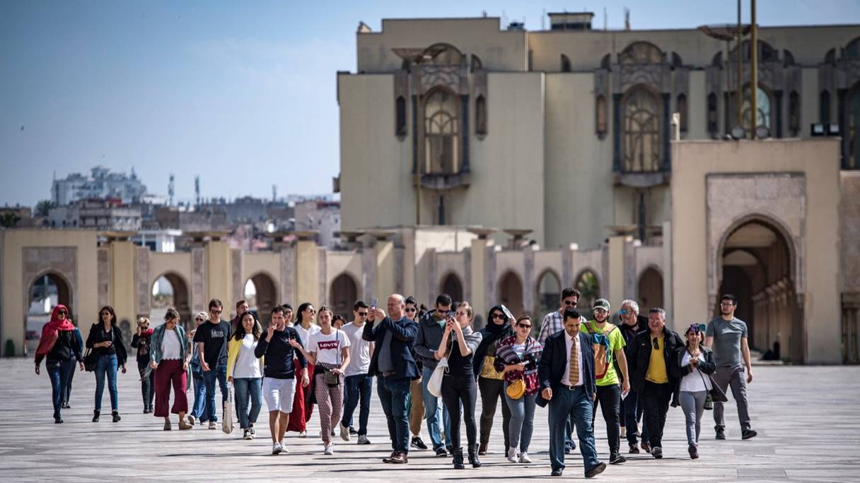 Un groupe de touristes sur l'esplanade de la mosquée Hassan II de Casablanca, en mars 2020.
