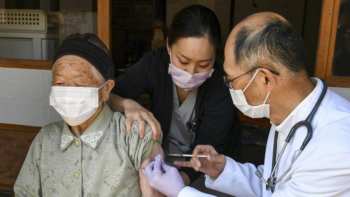 Un agent de santé injecte à une femme âgée une dose du vaccin Pfizer-BioNTech, dans le village de Kitaaiki, dans la préfecture de Nagano, le 21 avril 2021.
