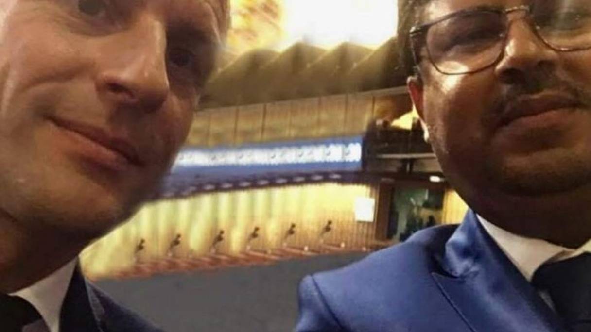 Le selfie incriminé réunissant le président français Emmanuel Macron et le dirigeant islamiste Abdelali Hamieddine.
