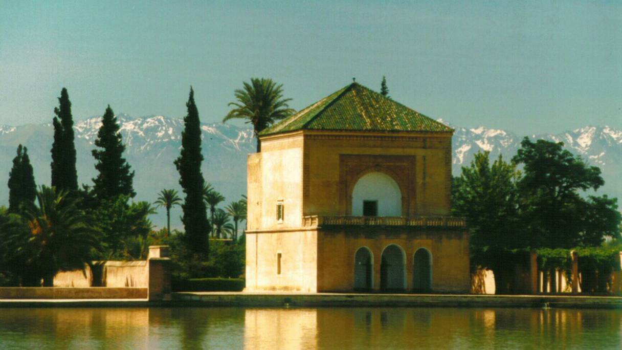 La Ménara, Marrakech. Ce vaste jardin planté d'oliviers fut aménagé sous la dynastie des Almohades (XIIe siècle -XIIIe siècle). Au cœur de ce jardin, un grand bassin au pied d'un pavillon sert à irriguer les cultures, avec un système hydraulique vieux de 700 ans. 
