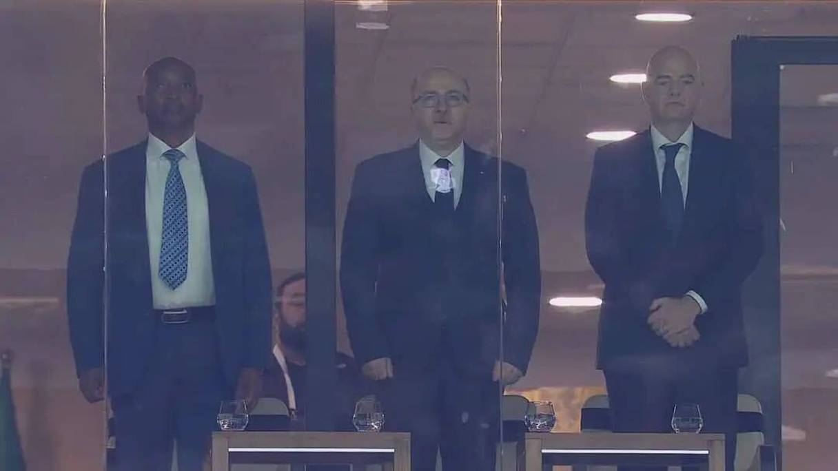Le Premier ministre algérien, Ayman Benabderrahmane, en compagnie du président de la FIFA, Gianni Infantino, et du président de la CAF, Patrice Motsepe, lors de la cérémonie d'ouverture du CHAN 2022.
