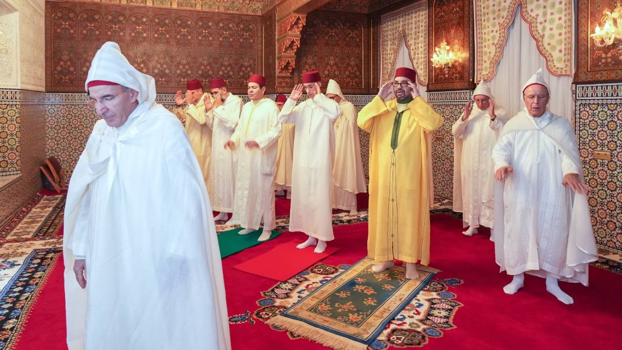 Le roi Mohammed VI accomplit la prière de Aïd Al-Fitr, le lundi 2 mai 2022.
