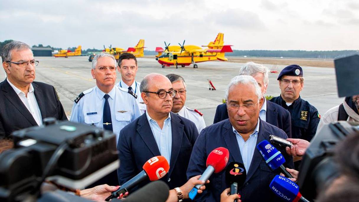Le Premier ministre portugais rendant visite aux équipages qui combattent les feux de forêts au Portugal, dont font partie nos équipages à bord de deux CL-415 des Forces royales air (FRA).
