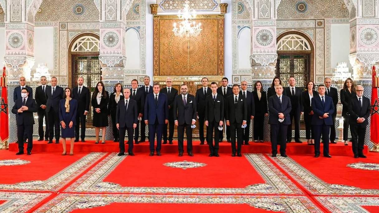 Photo souvenir des membres du gouvernement, dirigé par Aziz Akhannouch, qui ont été nommés le 7 octobre 2021, au Palais royal de Fès. 
