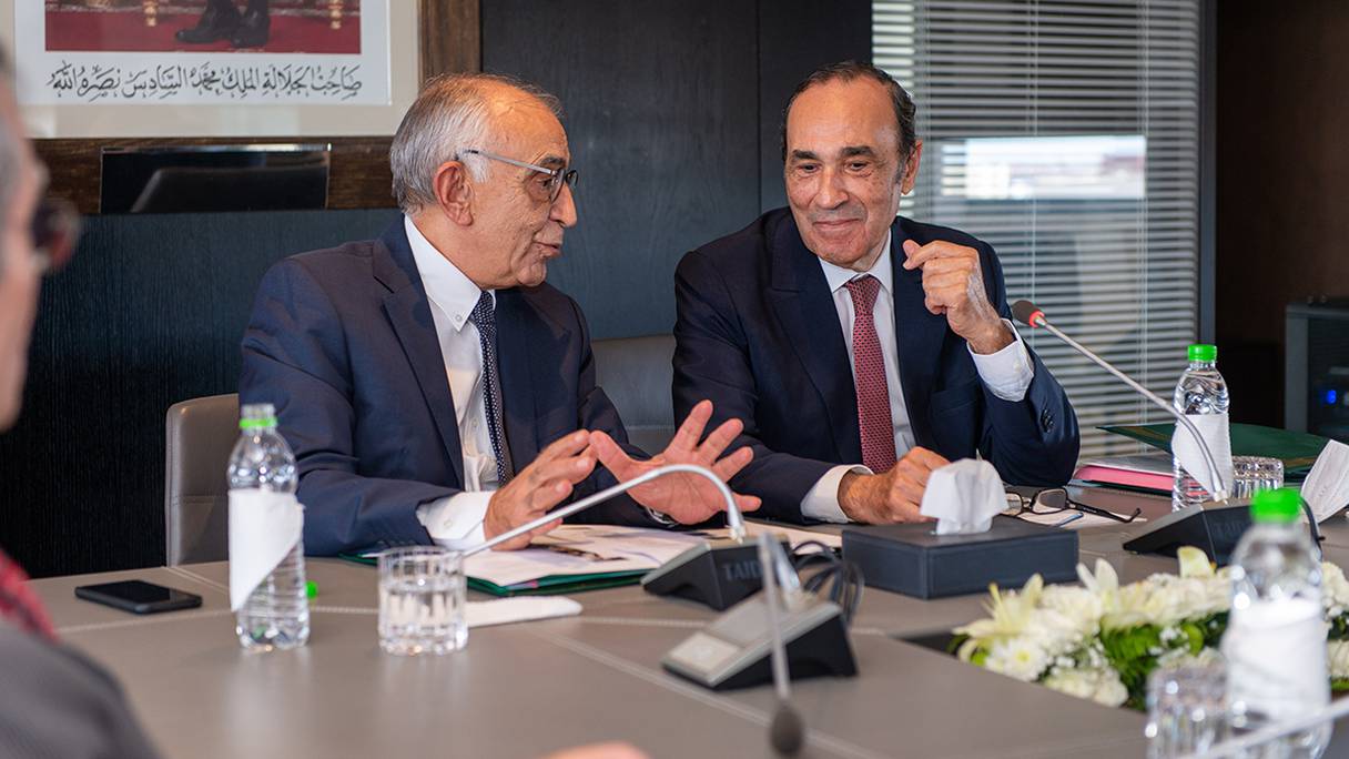 Omar Azziman (à gauche) et Habib El Malki, le 16 novembre 2022, au siège du Conseil supérieur de l'éducation, à Rabat.
