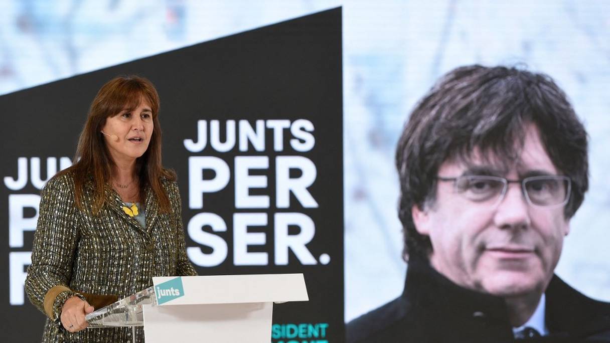 Laura Borras, candidate du parti "Junts per Catalunya" ("Ensemble pour la Catalogne") aux élections régionales de Catalogne, prononce un discours devant une image du député européen Carles Puigdemont, lors d'une réunion à Vic, le 7 février 2021. 
