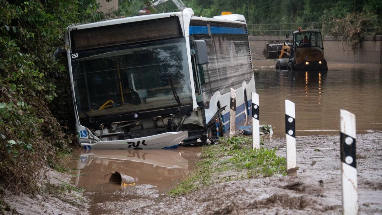 Un bus enseveli sous la boue à Euskirchen, dans l'ouest de l'Allemagne, le 16 juillet 2021. Le bilan des inondations en Europe a grimpé à au moins 130 morts au 16 juillet 2021, la plupart dans l'ouest de l'Allemagne, où les secouristes recherchent frénétiquement les disparus.
