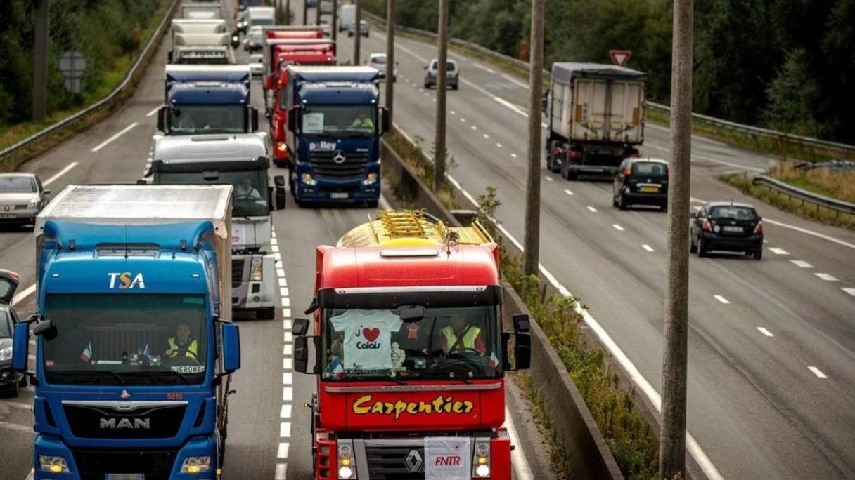 Autoroute A16 (Pas-de-Calais), lundi matin. Des camions ont pris la direction de Calais au ralenti.
