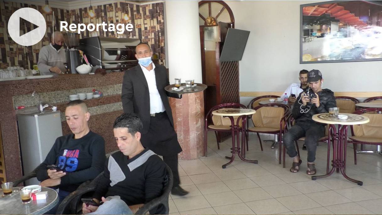 Les Casablancais, aficionados des cafés, comme commerçants, sont ravis de se retrouver après un mois de couvre-feu nocturne imposé pendant le ramadan.
