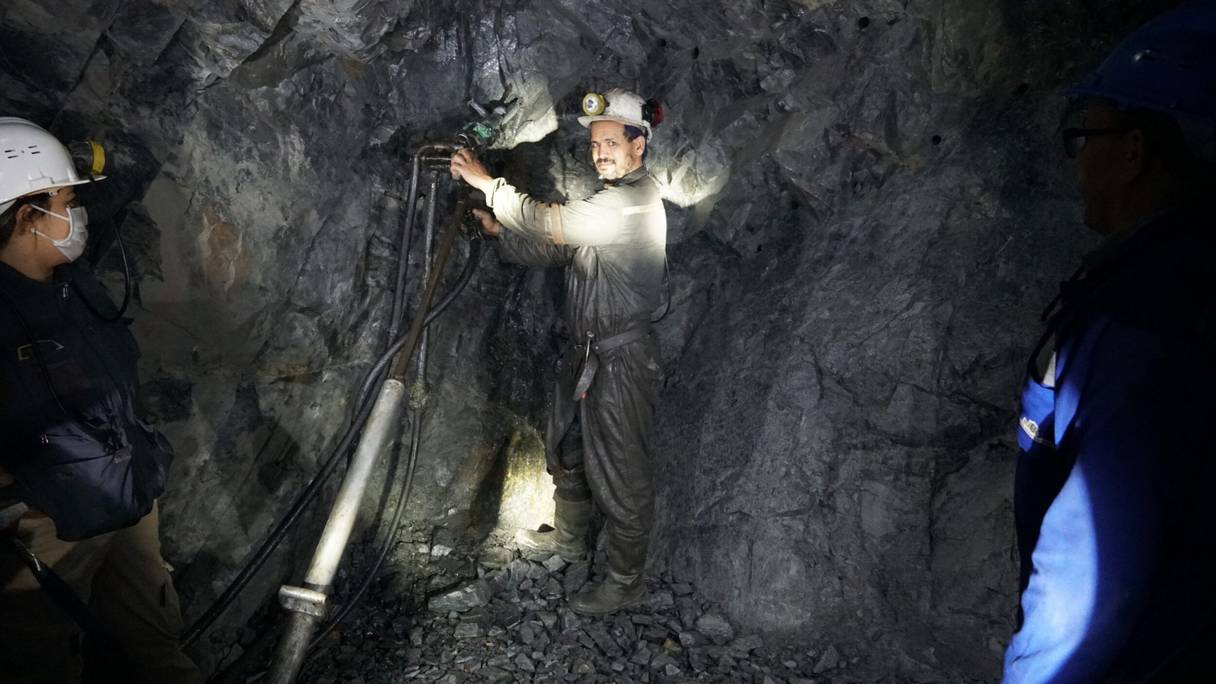 Extraction d'argent, métal précieux, par des ouvriers dans la mine de Zgounder (à 200 km au sud de Marrakech). Le permis d'exploitation de cette mine est détenu par la société canadienne Aya Gold and Silver.
