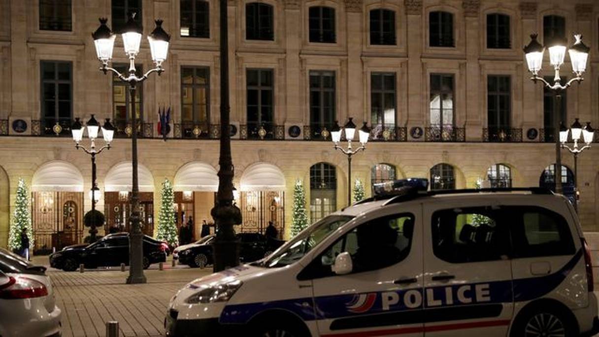 Un véhicule de police devant le Ritz après le braquage, le 10 janvier 2018 à Paris.
