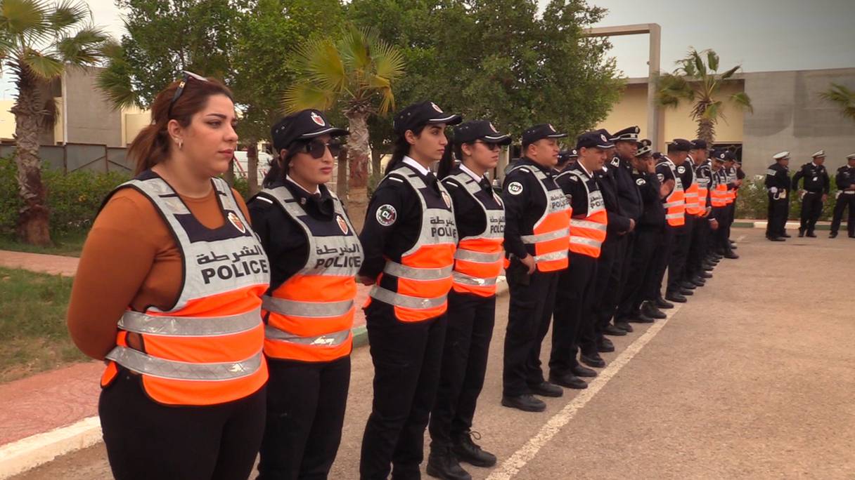 Des éléments de police de la ville de Laâyoune en pleine préparation pour le réveillon du Nouvel An, le 31 décembre 2022. 
