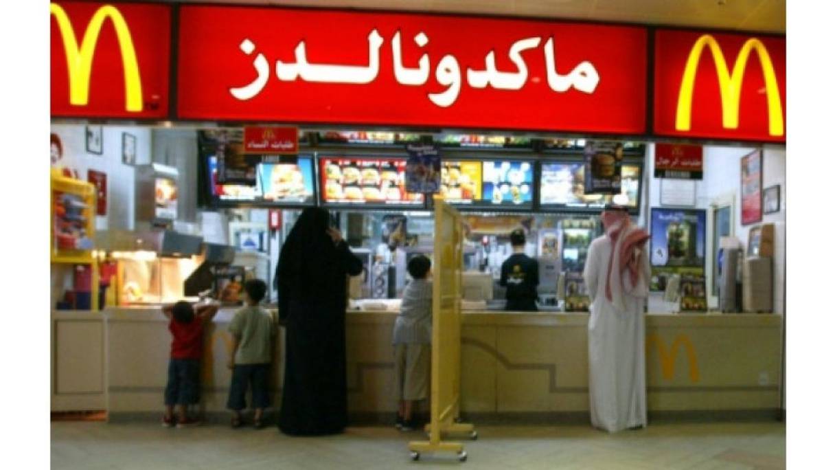 L'Arabie Saoudite abolit les entrées réservées aux femmes dans les cafés et les restaurants.

