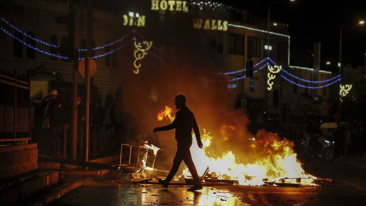 Les rues sont incendiées alors que des membres des forces de sécurité israéliennes se déploient lors d'affrontements avec des manifestants palestiniens devant la porte de Damas, dans la vieille ville de Jérusalem, dans la nuit du 22-23 avril 2021.
