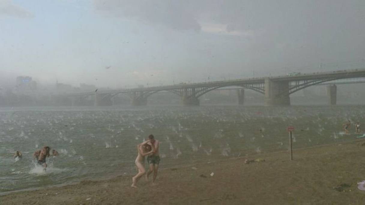 Une violente tempête de grêlons s’abat sur des baigneurs en Sibérie
